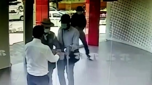 Băng cướp ngân hàng bị chặn đứng trong 1 giây