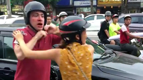 Nam thanh niên ngoại quốc bị đánh chảy máu mũi trên phố Hà Nội