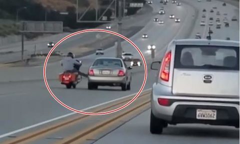 Clip tài xế xe máy đạp ô tô 'quay mòng mòng' trên cao tốc