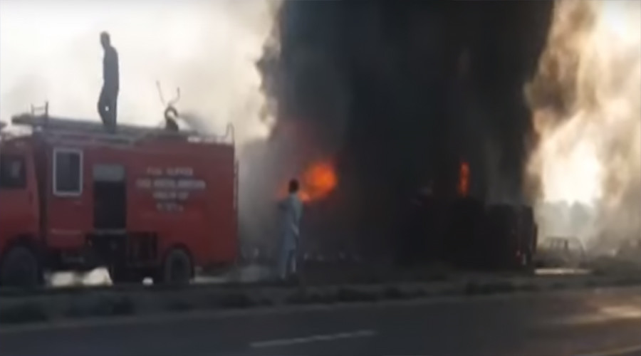 Cháy xe chở dầu, hơn 100 người thiệt mạng vì 'hôi của'