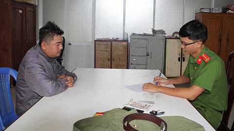 Mặc trang phục CAND đi nhậu cho oai, nam thanh niên bị mời về đồn