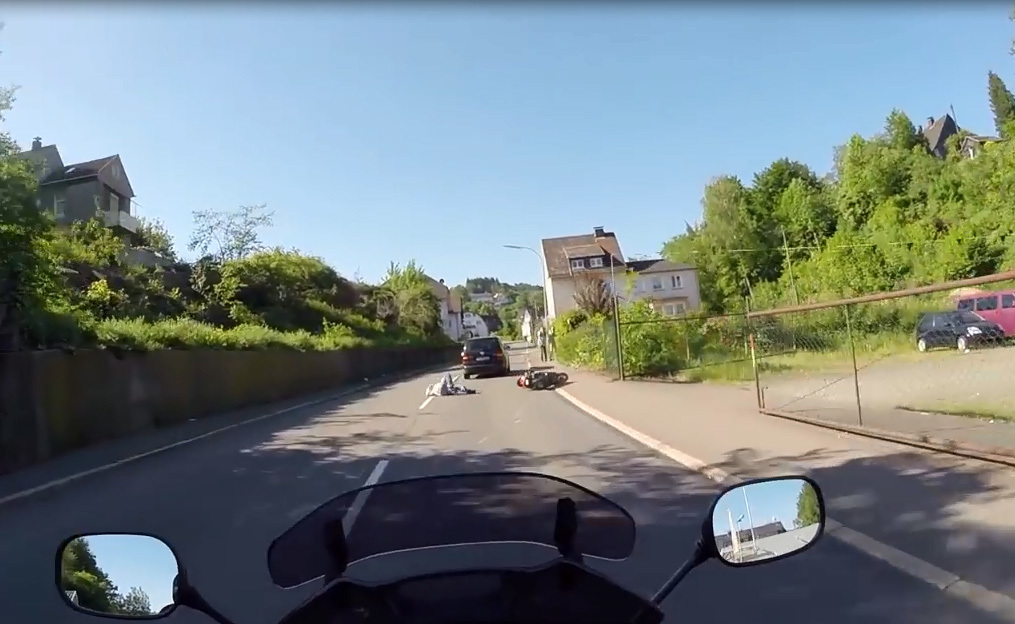 Gây tai nạn, tài xế xe hơi thản nhiên bỏ chạy