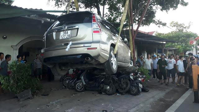 Ô tô 7 chỗ đè nghiến gần chục xe máy khi vào nhà hàng