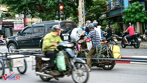 Tập đoàn 'xe xác ướp' chở tôn dọc ngang trên phố Hà Nội