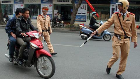 Cảnh sát giao thông bị người vi phạm đánh rách môi