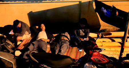 Mắc võng, mang bánh mì, vạ vật thâu đêm chờ xin cho con vào lớp 1