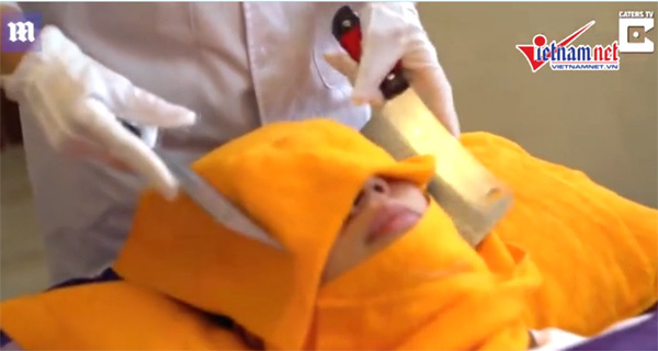 Mát-xa bằng... dao chặt thịt