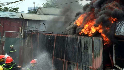 Cháy lớn, cột khói bốc lên đen kịt từ làng Triều Khúc