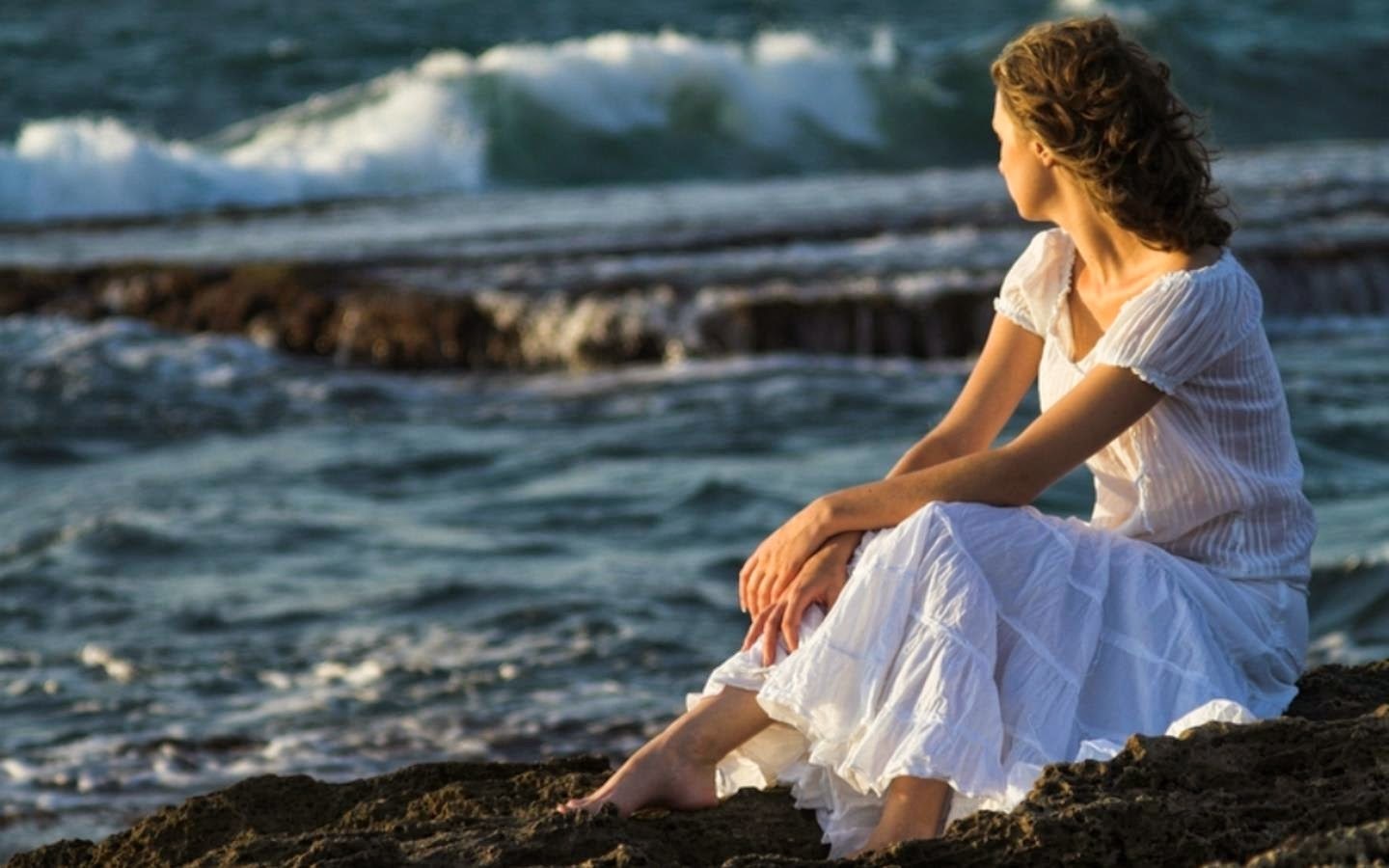 Chồng trắng tay vì 'say' cô tiếp viên quán nhậu trẻ đẹp, đa tình