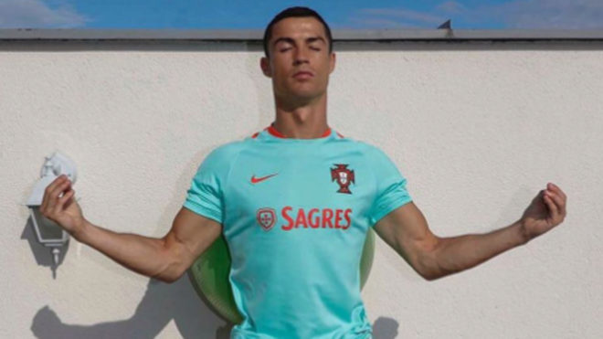 Mourinho mất điểm tựa, Ronaldo tung ảnh siêu độc