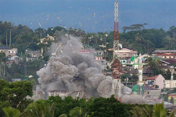 Quân đội Philippines trên đà thắng, đầu đảng phiến quân 'vỡ vụn'