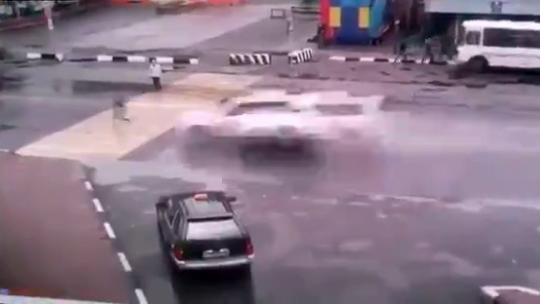 Hậu quả khi người phụ nữ sang đường cố đua tốc độ với ô tô