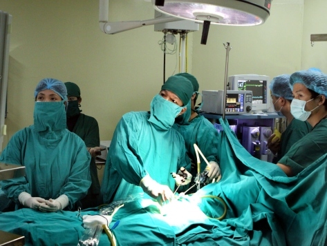 Bác sĩ cho ngưng tim bé trai lấy kim khâu nằm trong tim 2 tháng