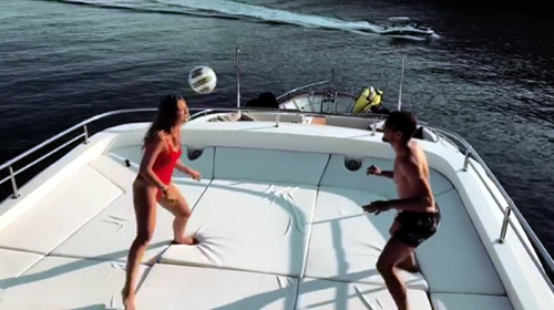 Vợ Kovacic mặc bikini tâng bóng điệu nghệ