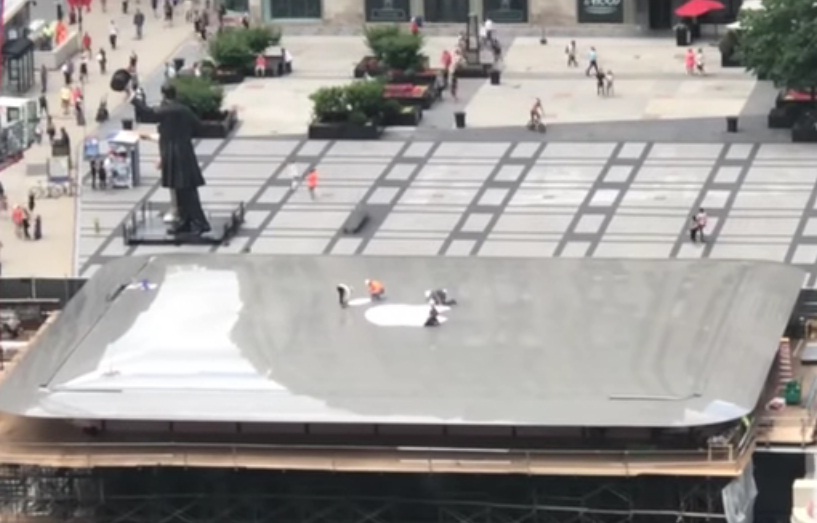 Apple bán iPhone trong tòa nhà hình MacBook