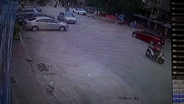 Quay đầu xe gây tai nạn, hành động tiếp sau của tài xế còn gây bức xúc hơn