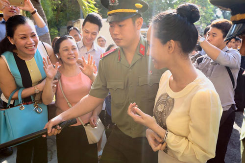 Mẹ hoa hậu Phương Nga: Mai Phương dẫn dắt tôi để chạy án