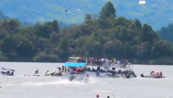 Khoảnh khắc tàu du lịch chở 170 khách chìm xuống hồ