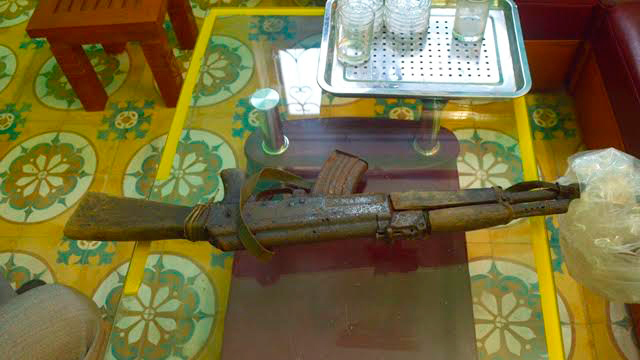 Dùng súng AK bắn chỉ thiên 3 phát cảnh cáo em dâu