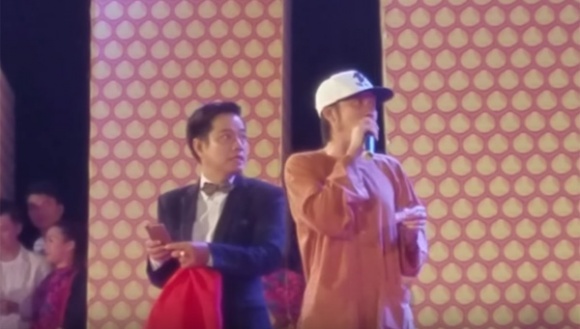 Danh hài Hoài Linh bị ném đá trên sân khấu