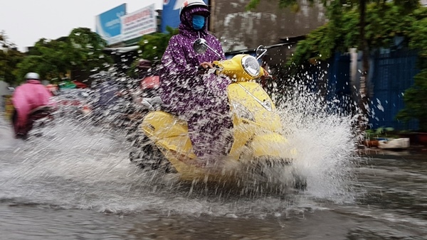 Mưa sầm sập ở Sài Gòn giờ tan tầm, đường lại thành sông