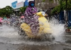 Mưa sầm sập ở Sài Gòn giờ tan tầm, đường lại thành sông