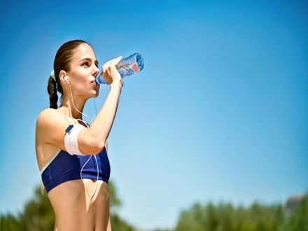Những thói quen uống nước gây hại sức khỏe