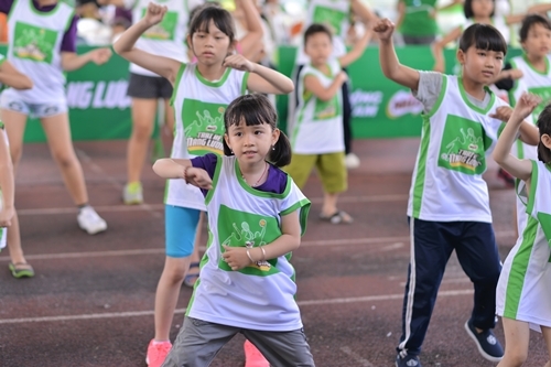 Cha mẹ ‘đỏ mắt’ tìm sân chơi hè cho con năng động