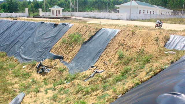 Tréo ngoe công trình 50 tỷ nứt toác, xe chuyên dụng đắp chiếu