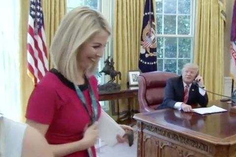 Ông Trump khen nữ phóng viên có nụ cười đẹp trong lúc điện đàm