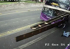 Hành động gây kinh ngạc của người đàn ông bị xe buýt đâm trúng