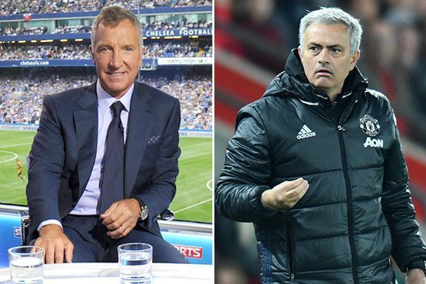 Đoạt 3 cúp với MU, Mourinho vẫn bị huyền thoại Liverpool 