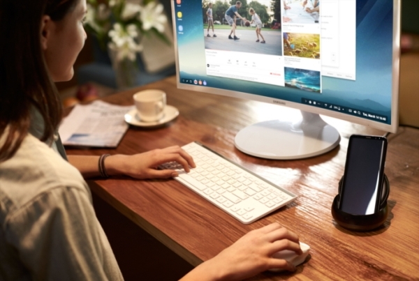 Samsung Dex: Thiết bị biến smartphone thành máy tính đã có tại VN