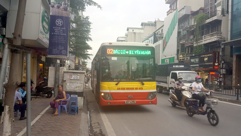 Đi sát dải phân cách, thanh niên bị xe buýt 'ép' trọng thương