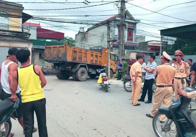 Cháu bé 18 tháng tuổi bị xe tải cán tử vong