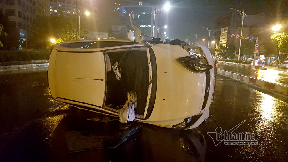 Hà Nội: Xế hộp lật ngửa lúc nửa đêm