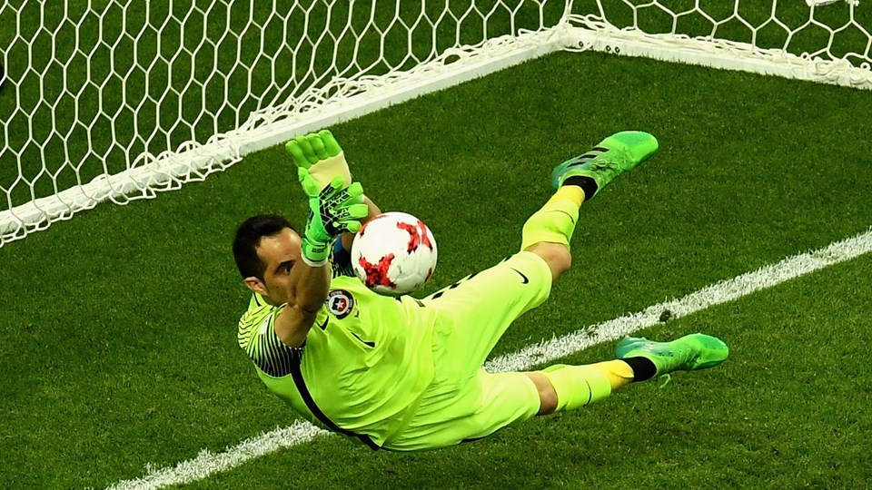 Người hùng Bravo giúp Chile loại Bồ Đào Nha sau màn 