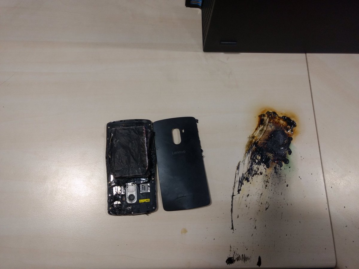 Smartphone phát nổ và bốc cháy ngay trên bàn làm việc