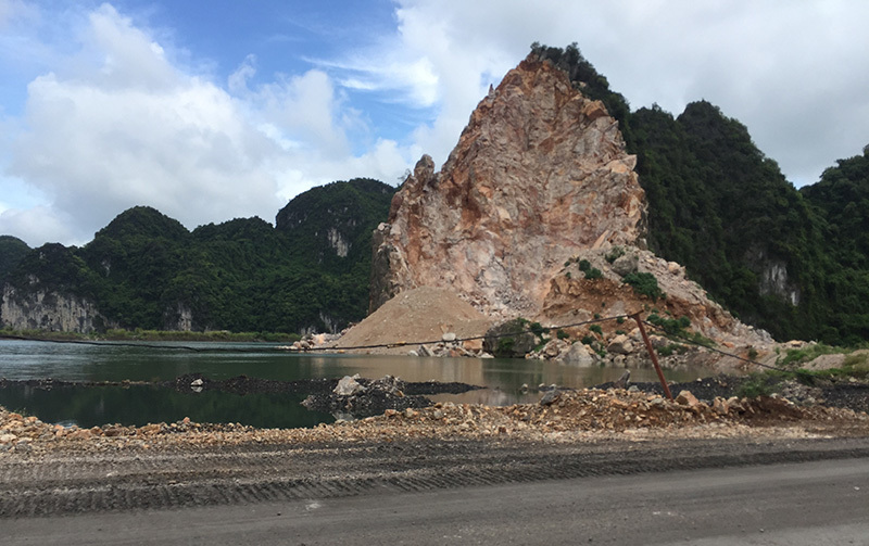 Bạt núi vịnh Hạ Long: Yêu cầu Quảng Ninh kiểm tra