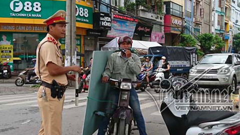 CSGT Hà Nội ra tay xử 'xe xác ướp' chở tôn