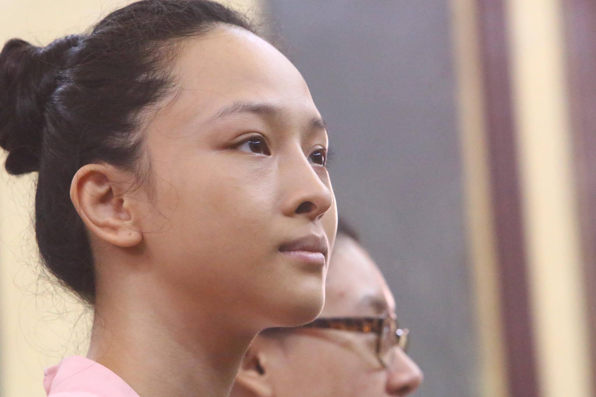 Khán phòng tòa án xôn xao trước tin Phương Nga được tại ngoại