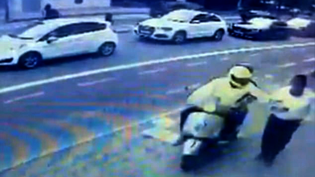 Cướp phóng xe giật điện thoại trên tay người đi bộ giữa phố