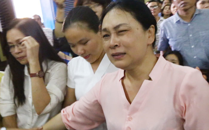 Mẹ Phương Nga ôm mặt khóc nghẹn nghe tin con được tại ngoại