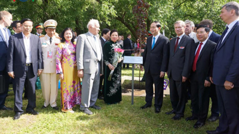 Chủ tịch nước dâng hoa tại Tượng Bác Hồ ở thủ đô Moscow