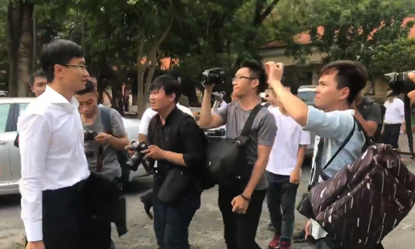 Cao Toàn Mỹ 'cay đắng' rời tòa, đá tung hàng rào vì bị báo chí quây