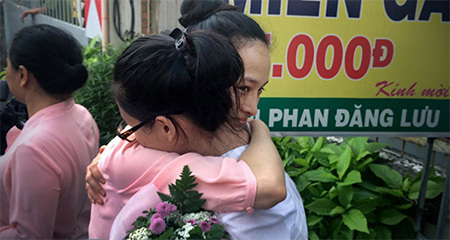 Phương Nga tươi cười ra khỏi trại tạm giam