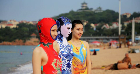 Dân TQ lại 'phát cuồng' với áo tắm như tượng sứ