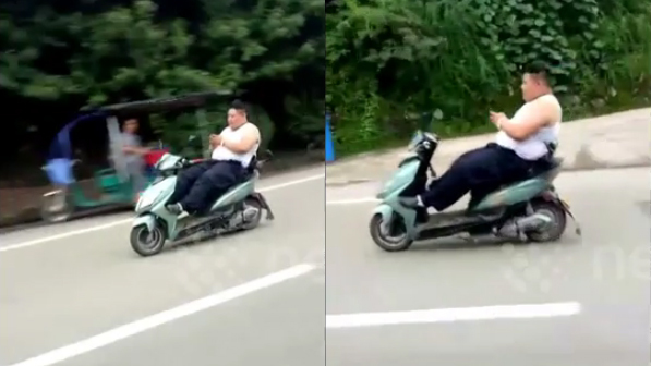 Cảnh lái xe máy gây khiếp sợ của người đàn ông trên xa lộ