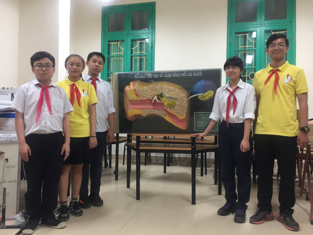 Nhóm học sinh Hà Nội chế tạo mô hình tai người phục vụ môn Sinh học