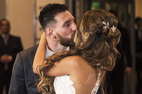 Messi hôn vợ say đắm trong đám cưới to nhất Argentina